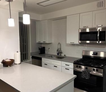 La Brea Apartment | Warm and Welcoming