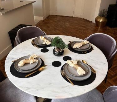 La Brea Apartment | Warm and Welcoming