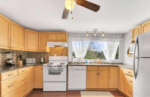 Kawartha Lakes House | Warm Casa by the Bay✦Sunroom✦Balcony✦BBQ & Grill!