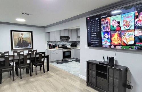 Midway City House | Warm & Comfy home near beach and Disney
