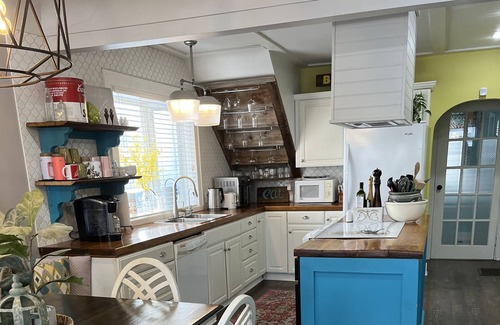 Windsor House | Warm & Cozy Home Away from Home