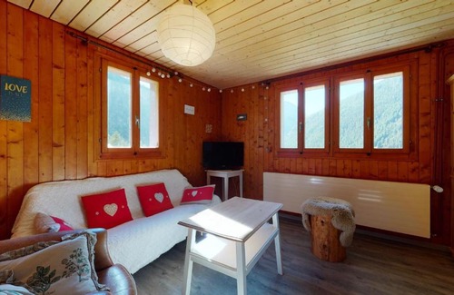 Evolene Apartment | Warm family apartment in Evolène, nice outdoor space, view on the mountains