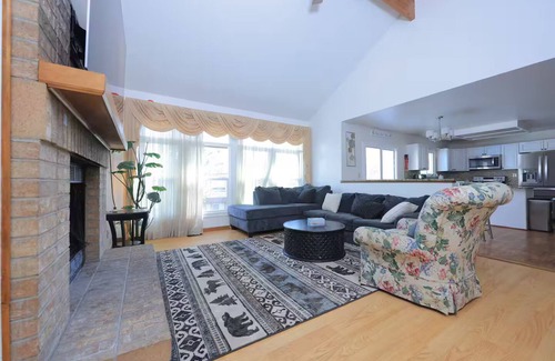 Aurora House | Warm Family Stay with A.K.A