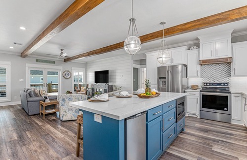 Port Bolivar House | Warm, happy cottage: a short walk from the beach