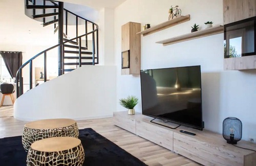 Miroir - Batignolles House | Warm house with garden near train station