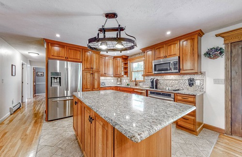 Greenland House | Warm house with pool table, large deck, AC, washer/dryer, & beautiful kitchen