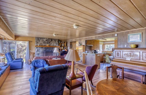 Waldport House | Warm, Inviting Family Home Gives You Panoramic Cliff Views of the Waldport Beach