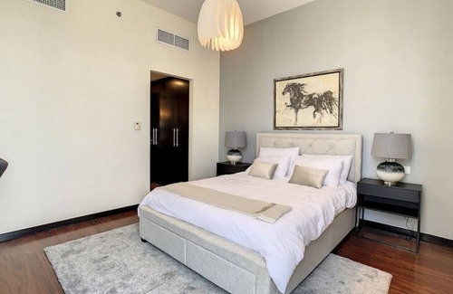 Jumeirah Lake Towers Apartment | Warm One Bedroom in JLT