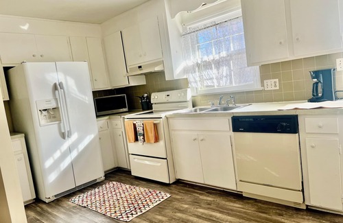 Lynchburg House | Warm- Romantic Ranch House Near to Colleges and Hospitals .