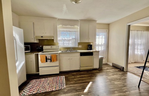 Lynchburg House | Warm- Romantic Ranch House Near to Colleges and Hospitals .