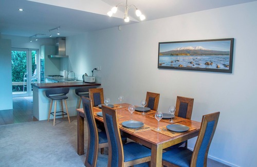 Ohakune House | Warm, spacious & modern Ohakune retreat - private outdoor spa pool, free wifi