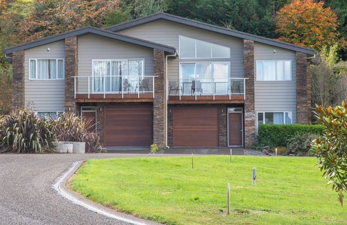 Ohakune House | Warm, spacious & modern Ohakune retreat - private outdoor spa pool, free wifi