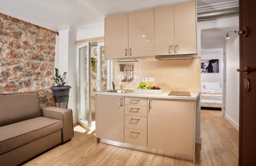 Exarhia Apartment | warm stone house