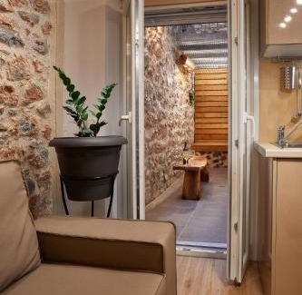 Exarhia Apartment | warm stone house