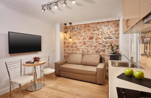 Exarhia Apartment | warm stone house