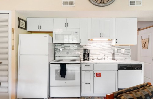 Table Rock Condo | Warm Welcome Getaway - Resort Stay for 6