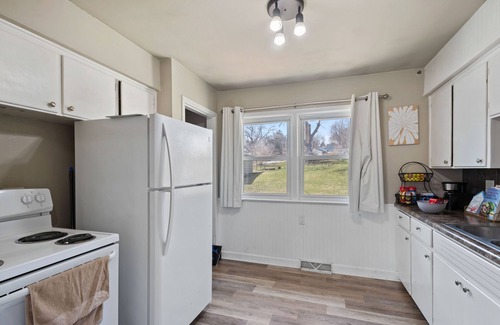 Des Moines House | Warm & Welcoming House, Cozy vibes & Free snacks