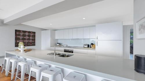 North Avoca House | Warralong - Stunning Views, Short Walk To North Avoca Beach
