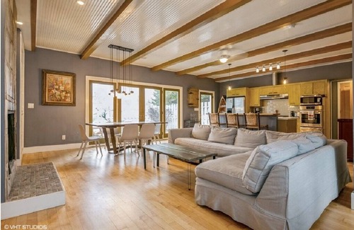 Bridgman House | Warren Dunes - Large 2 Br-2 Bath, Hot Tub, Wbfpl , Next To Wineries