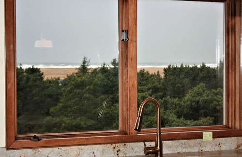 Warrenton House | Warrenton Ore Beach Estate, Sleeps 8. Children under a certain age do not count.
