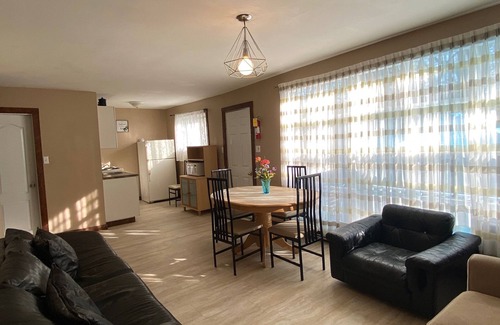 Wasaga Beach Cottage | Wasaga Beach walk to main end Free Parking Free Wifi