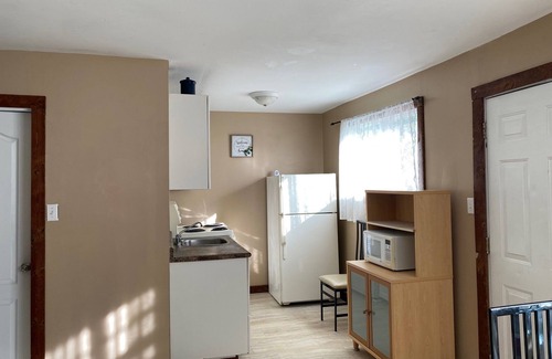 Wasaga Beach Cottage | Wasaga Beach walk to main end Free Parking Free Wifi