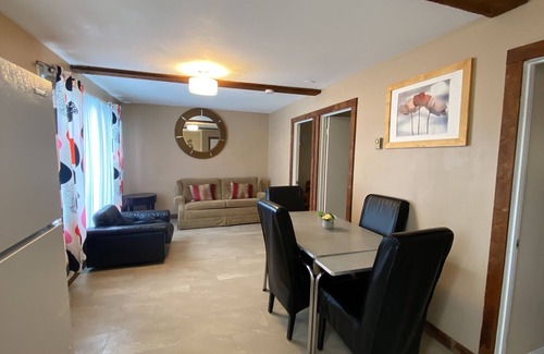Wasaga Beach Cottage | Wasaga Beach Walk to main end Free Parking Free Wifi