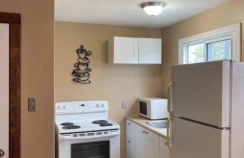 Wasaga Beach Cottage | Wasaga Beach Walk to main end Free Parking Free Wifi
