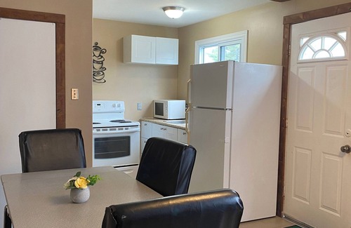 Wasaga Beach Cottage | Wasaga Beach Walk to main end Free Parking Free Wifi