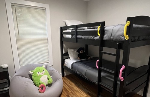 Southeast House | Washington D.C. Main Suite, near metro, with porch & free parking