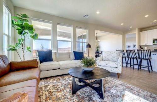 Washington House | Washington Home with Mtn Views, Near Hiking!