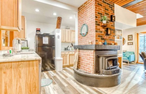 Washougal Cabin | Washougal river view, hot tub and HVAC for heat and cooling
