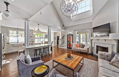 Fredericksburg House | Wasser Haus | 4/3 with Private Pool and Hot Tub | Walk to Main