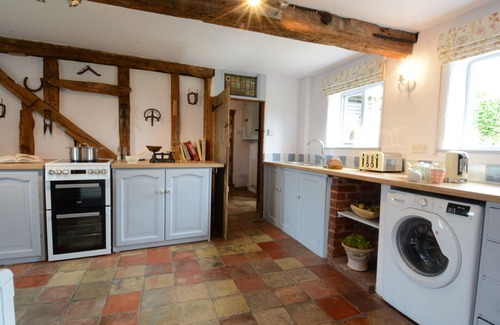 Stowmarket Cottage | WASSICKS COTTAGE, HAUGHLEY, pet friendly, with open fire in Haughley