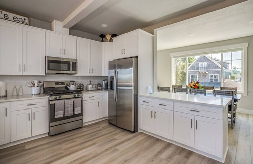 Hammond House | Watch Cargo ships - River View - HOT TUB + Rec Room - Near Ocean & Fort Stevensn
