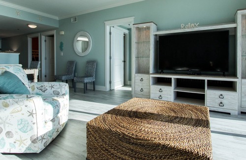 Fort Walton Beach Condo | 🦩Watch The Waves & Feel The Breeze ~ Waterscape B201 ~ Beach Service🦩