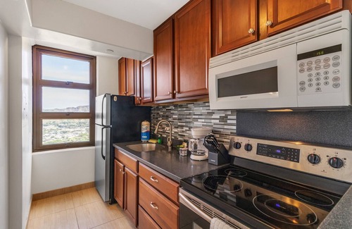 Waikiki Condo | Watch the Whales From the Lanai. Free Parking/Internet