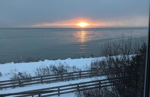 Petite-Riviere-Saint-Francois Ski Chalet | Water Front / 1.5 KM from the Massif / SPA & View!