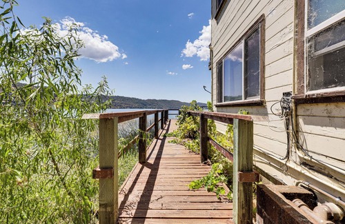 Clearlake Cottage | Watefront Getaway w/Mtn Views & Dock in Clearlake