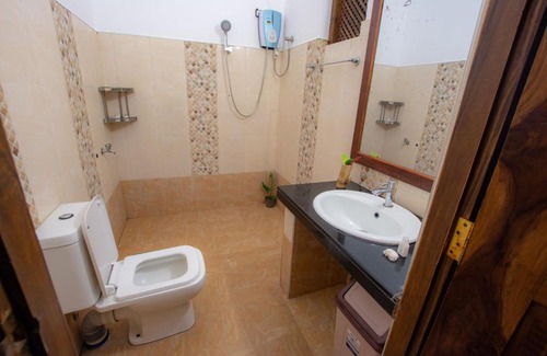 Pottuvil Division 2 Hotel | Water Edge Hotel & Restaurant
