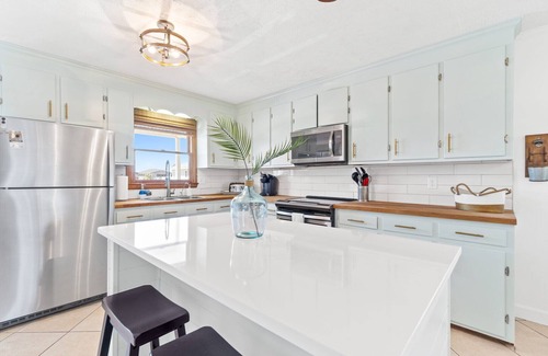 Ocean Isle Beach House | Water front 4 BDR canal house🐬. Linens, kayaks included!🏖 Come fishing🎣