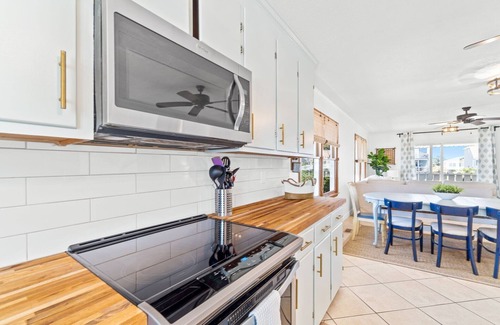 Ocean Isle Beach House | Water front 4 BDR canal house🐬. Linens, kayaks included!🏖 Come fishing🎣