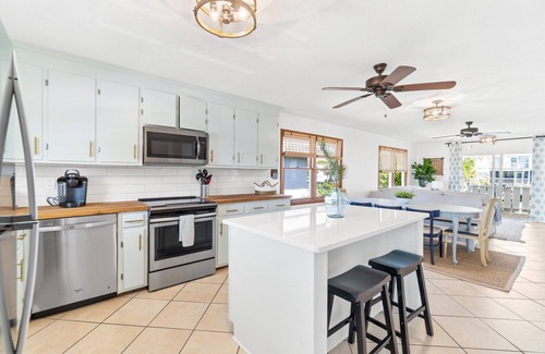 Ocean Isle Beach House | Water front 4 BDR canal house🐬. Linens, kayaks included!🏖 Come fishing🎣