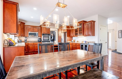 Plainfield House | WATER FRONT LUXURY HOME WILL FEEL LIKE A RESORT FOR 10