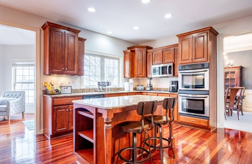 Plainfield House | WATER FRONT LUXURY HOME WILL FEEL LIKE A RESORT FOR 10