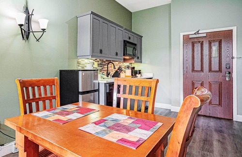 Vernon Condo | Water Park (Next Door) Pool Hot Tubs Sauna Gym Patio Mountain Views #118