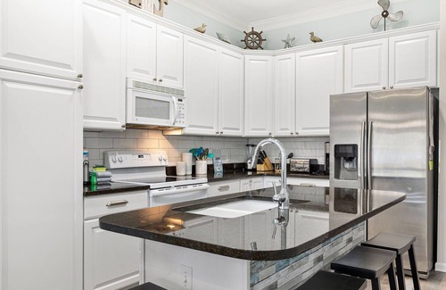 Waters Edge House | Water's Edge 95 - The Oak Oasis - Renovated Townhome - Walking distance to Beach and Center St.