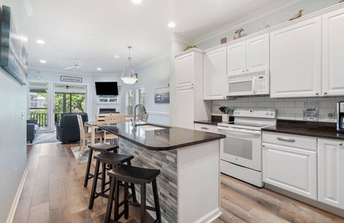 Waters Edge House | Water's Edge 95 - The Oak Oasis - Renovated Townhome - Walking distance to Beach and Center St.