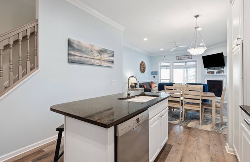 Waters Edge House | Water's Edge 95 - The Oak Oasis - Renovated Townhome - Walking distance to Beach and Center St.