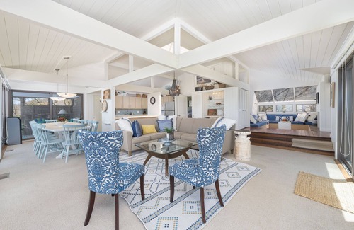 Covert House | Water's Edge- private beach- sleeps 14